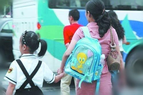强拉过马路, 大宝突然蹦出几个字, 二胎妈妈差点崩溃了