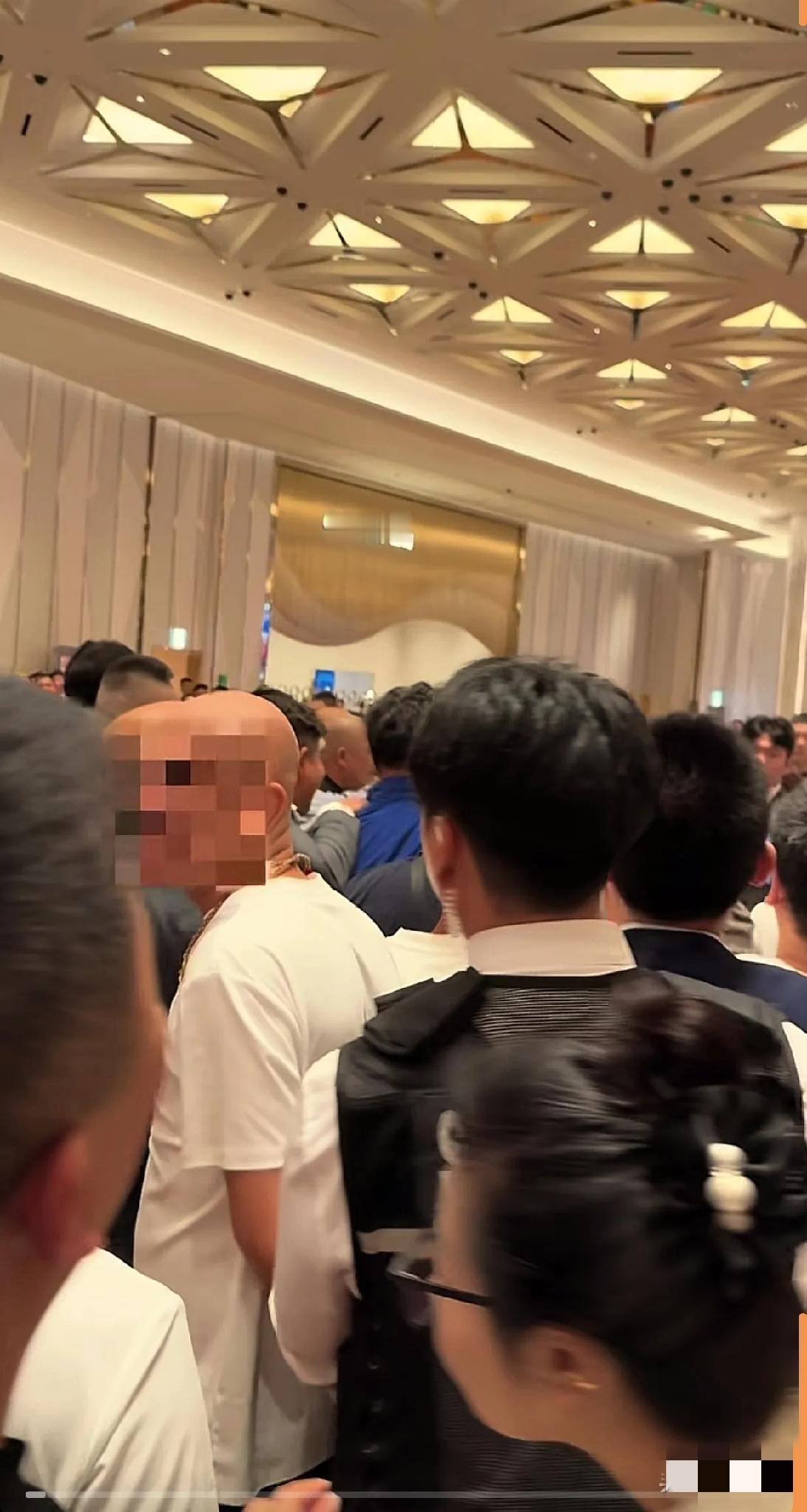 太离谱了！济州岛赌场这出千简直是把人当傻子耍，荷官发牌居然混着红蓝两种