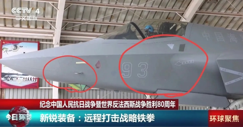 近距离看咱们的海军歼-35战机，不得不说这个内置登机梯舱盖真是够隐蔽的，这蒙皮工