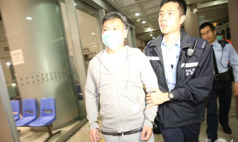 新义安头目细B被捕｜做太上皇吸各派扩势力，生活极尽奢华情人成群！绰号「细B」的