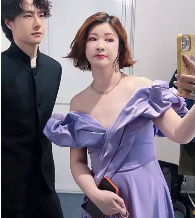 王一博对她的拍照技术不满意，自己准备持镜拍照，手机刚举起来就放弃了，转身递回给杜