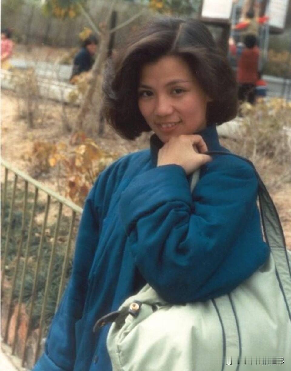 翁美玲的大包包📽️装着她的梦想与热爱当年的翁美玲演完黄蓉，红透半边天，可走在