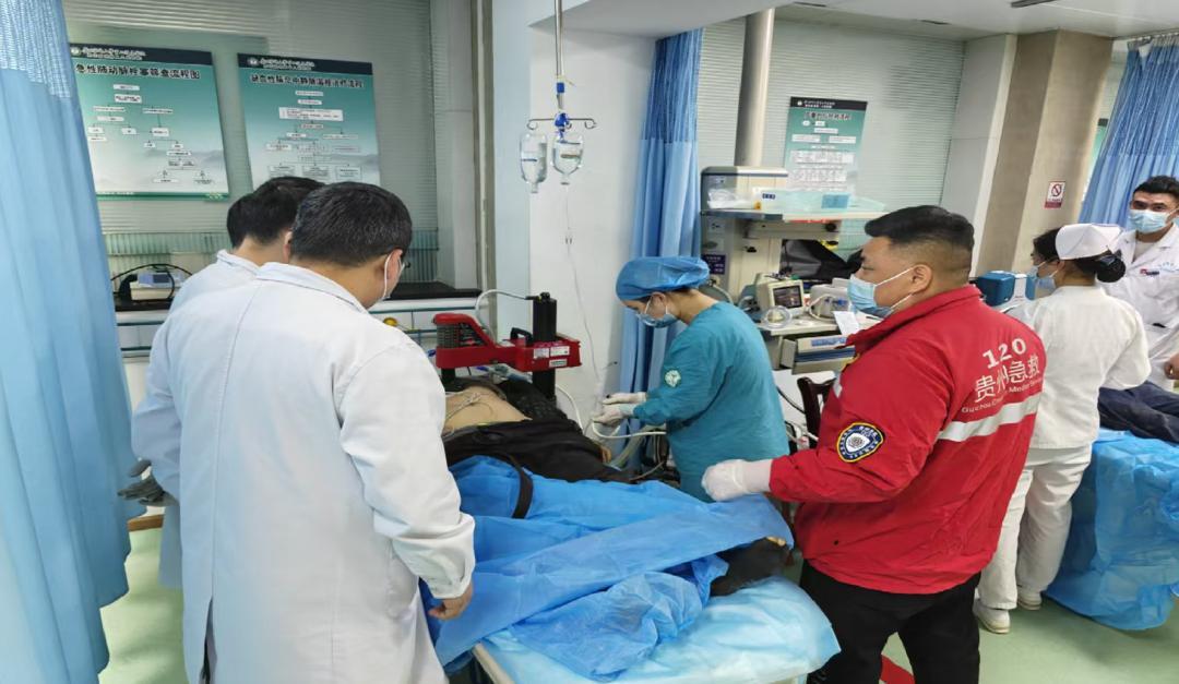 贵州，两名男子高高兴兴参加婚宴，结果因为贪杯，不小心将旁边当做燃料的“七号白油”