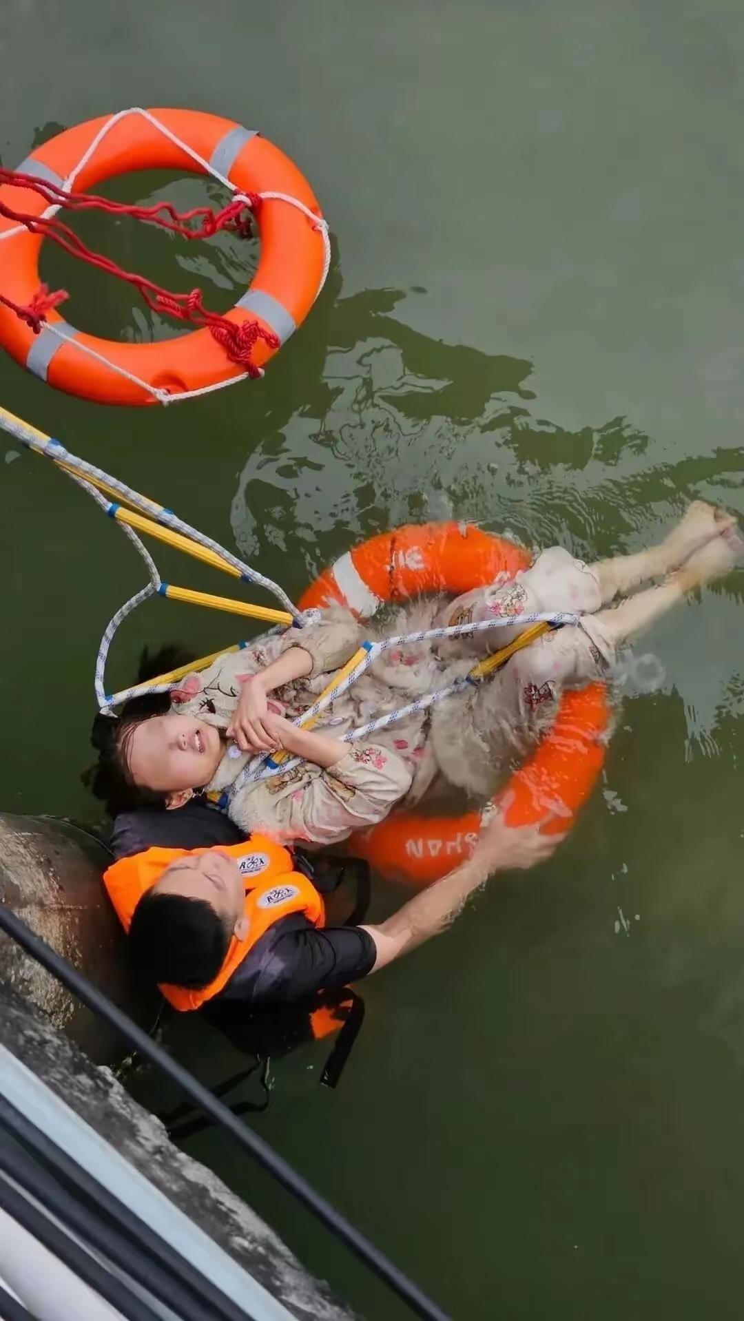 昨天朋友的姑娘跳河死了！两口子像疯了一样。今年高考孩子打了421分，报考了南