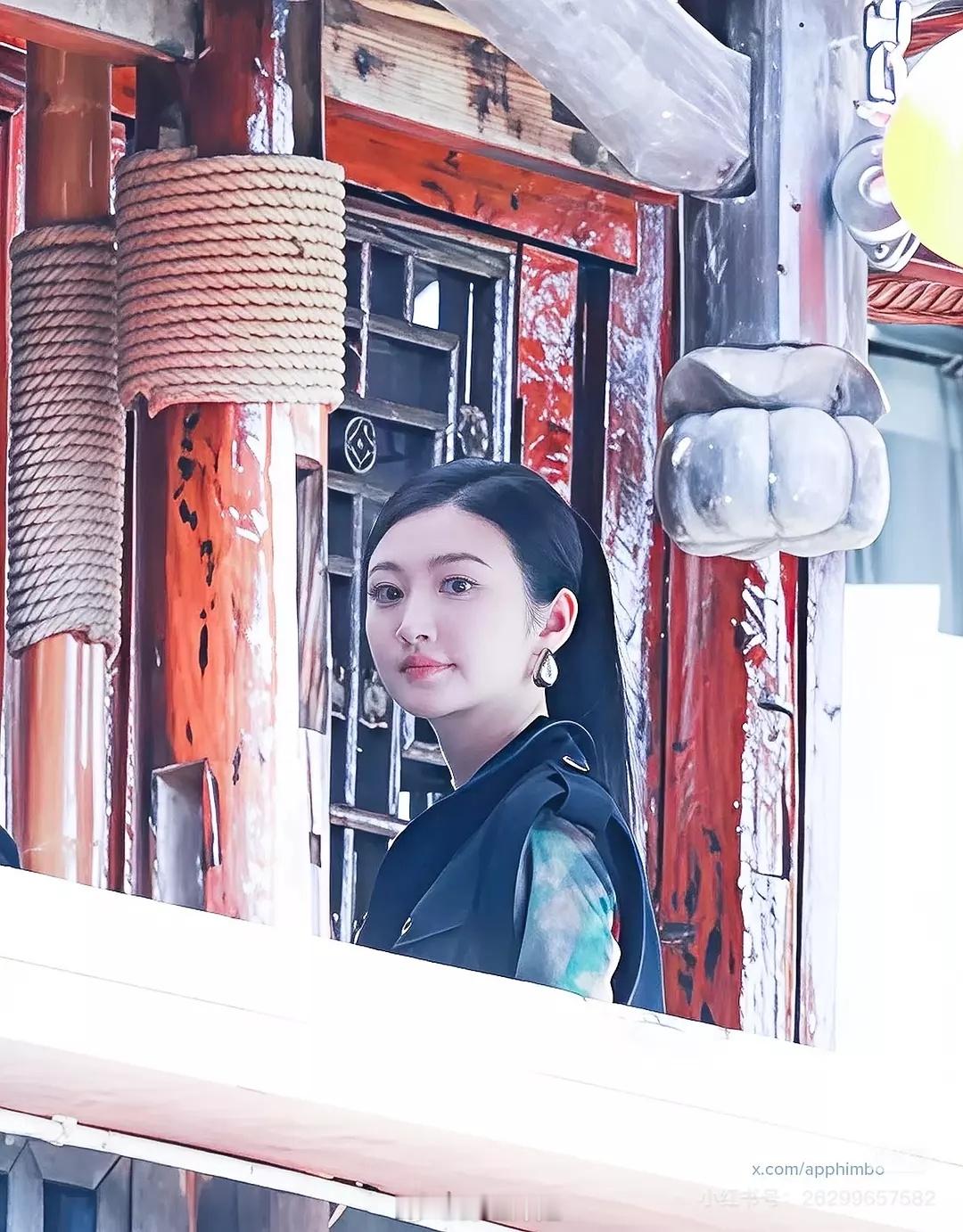 景甜这个龙骨的路透🉑吗？发型怕不是有点勒头皮​​​