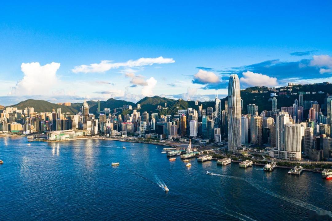 近几年不少人看好新加坡，觉得它会取代香港成为亚洲第一金融中心，但如今局势彻底反转