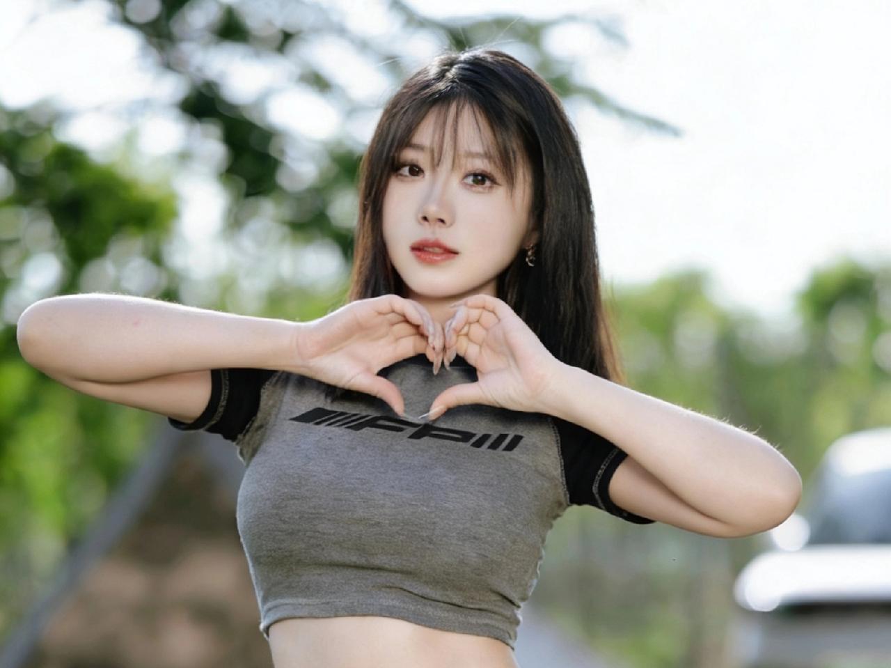 野郊的风与心跳林间的风扯着绿影晃悠灰色短衫接住了碎金似的阳光她抬手比出