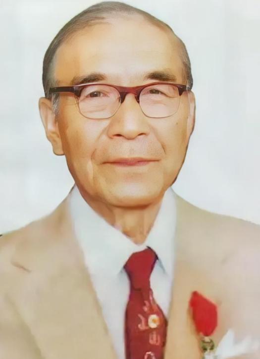 85岁的他喝迷糊了，把家里23岁的小保姆当成了自己老婆。保姆没有反抗，第二天，保