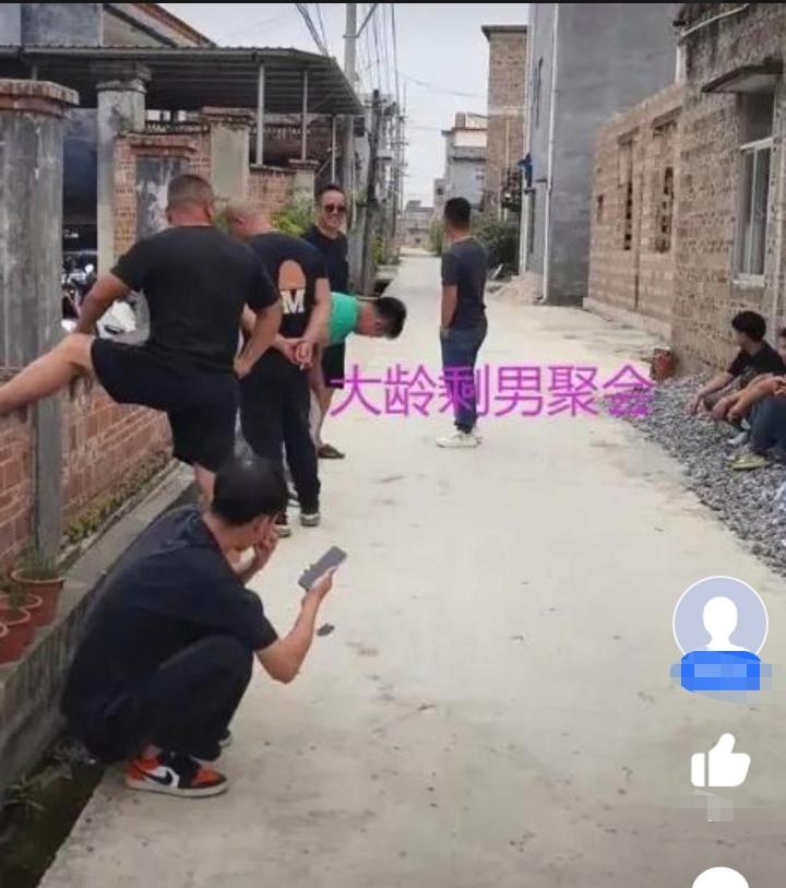 在农村，经常看到一群光棍聚在一起抽烟闲聊，还调侃自己是五保户的预备役！这些男人在