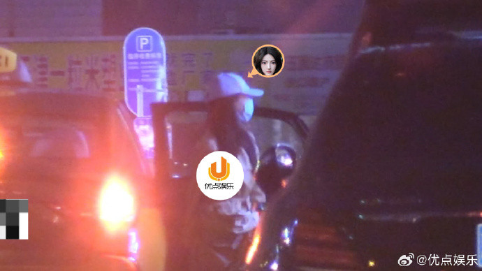 疑似许荔莎接受警方调查有八卦媒体称昨天深夜许凯前女友许荔莎突然现身朝阳区某派出