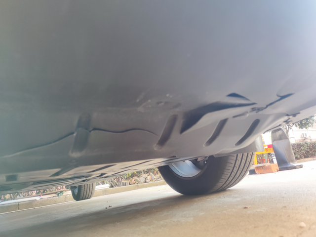 新车首撞当时我在最左侧车道开着，旁边有辆大货车，我踩了油门不准备和他并排，然后