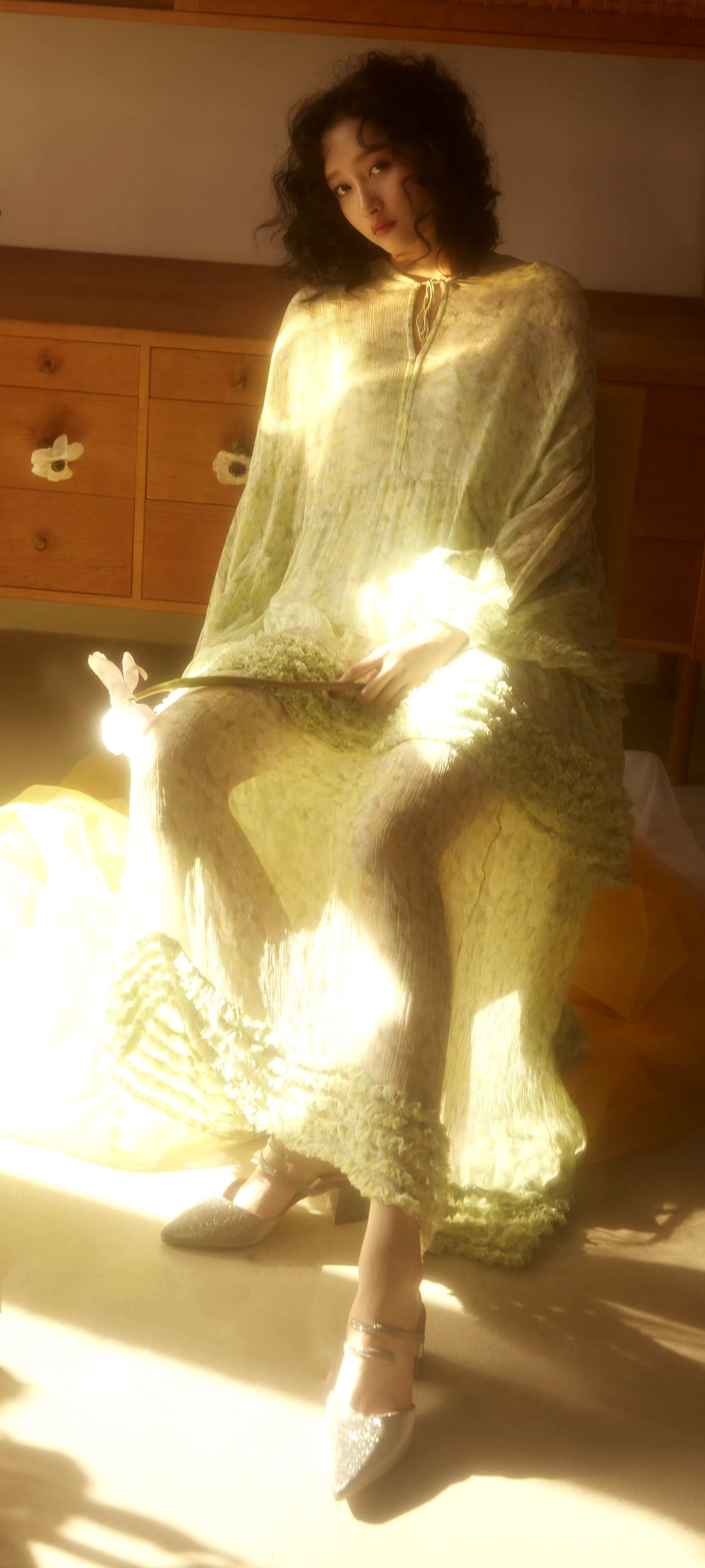 关晓彤手机壁纸，早期的一组杂志穿搭写真。关晓彤