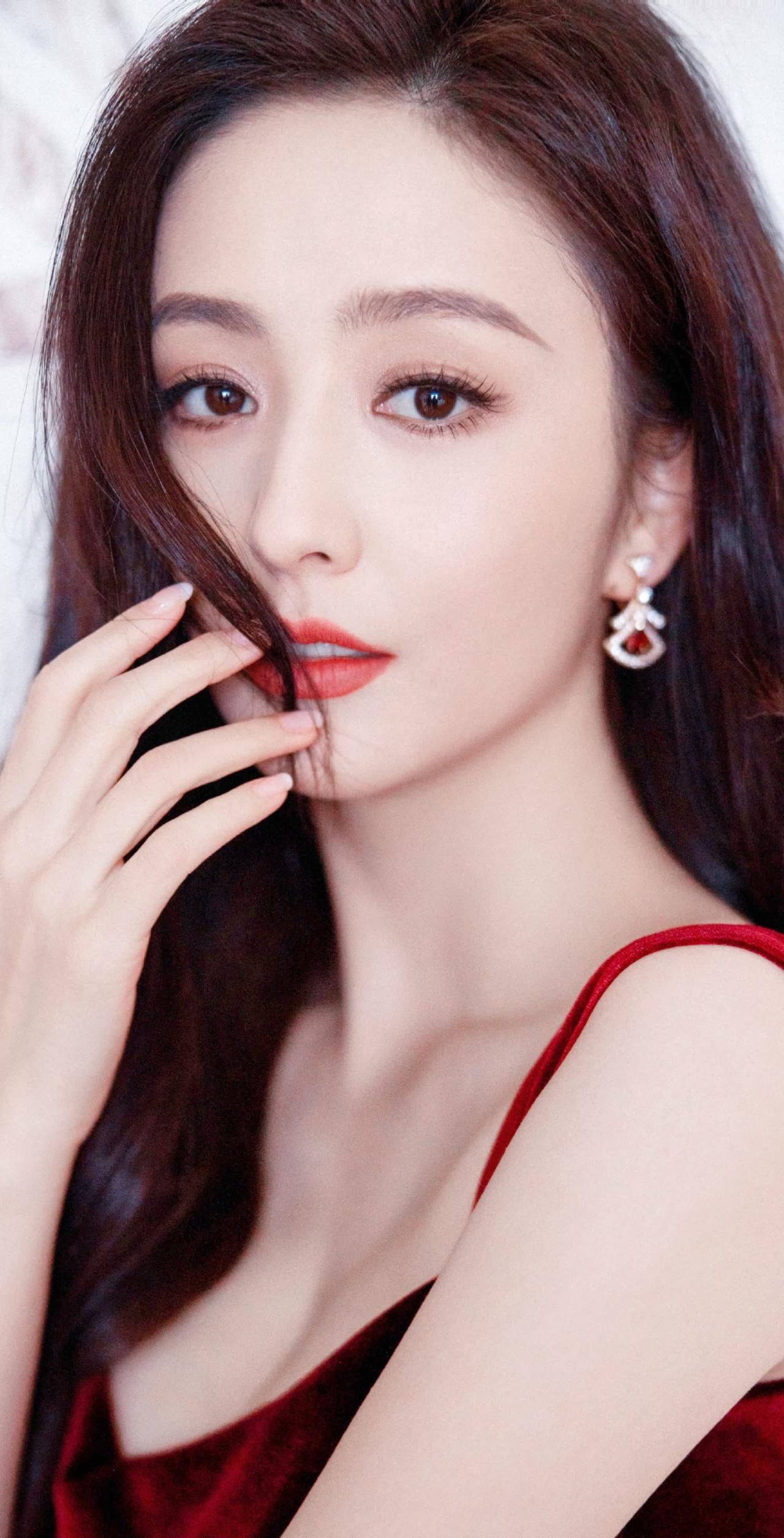 佟丽娅大闹董璇婚礼，扬言要把酒窝许配给自己儿子朵朵，董璇一脸尴尬。孩子还小，都有