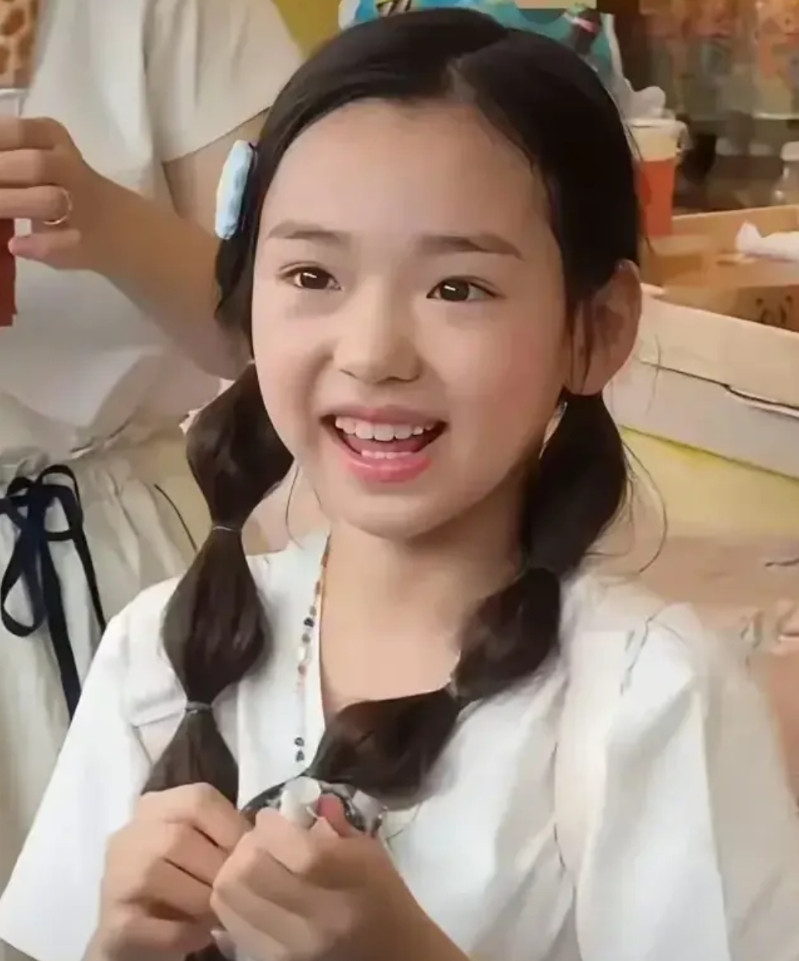 最近一直有很多人在吹嘘小酒窝怎么怎么漂亮，是要出道的节奏吗？她虽然长的还可以，可
