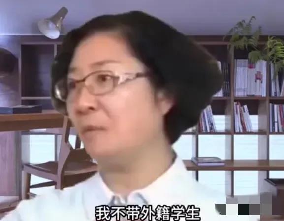 2022年，中医教授韩学杰因公开表示不接收外籍学生而受到批评，大家认为她缺乏胸怀