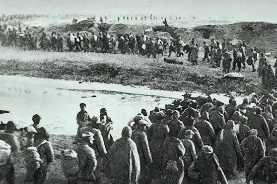 淮海战役，黄维兵团十二万人被中野包围，中野也才十多万人，怎么围得住？请看老兵