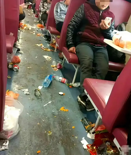 十年前拍下来的绿皮火车，看来如今素质还是提高了不少