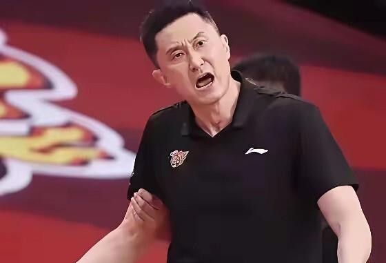 杜锋这次是真被推到了风口浪尖。篮协新规直接卡住亲属经纪公司的路子，他姐杜梅那家签了胡明轩、杜润旺等大