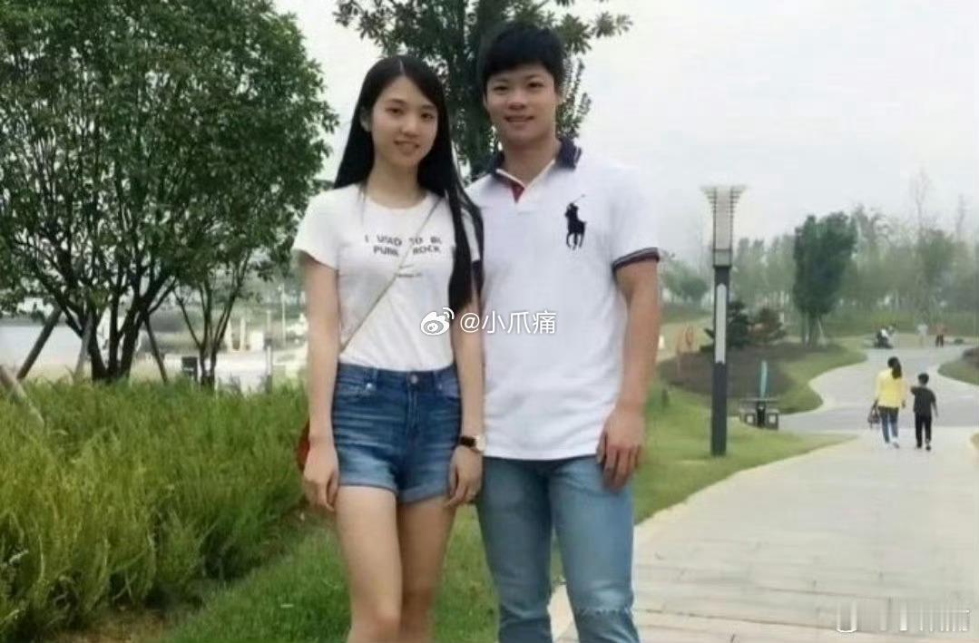 苏炳添与妻子年轻时的照片，二人青梅竹马，从初中至今，属实可贵​​​