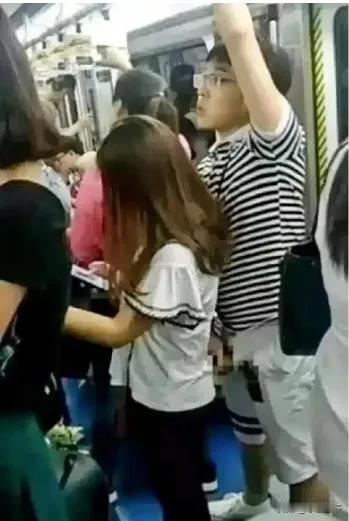 重庆女孩公交硬刚猥亵男，满车人沉默！最寒心的从不是施暴者近日，重庆一女孩在