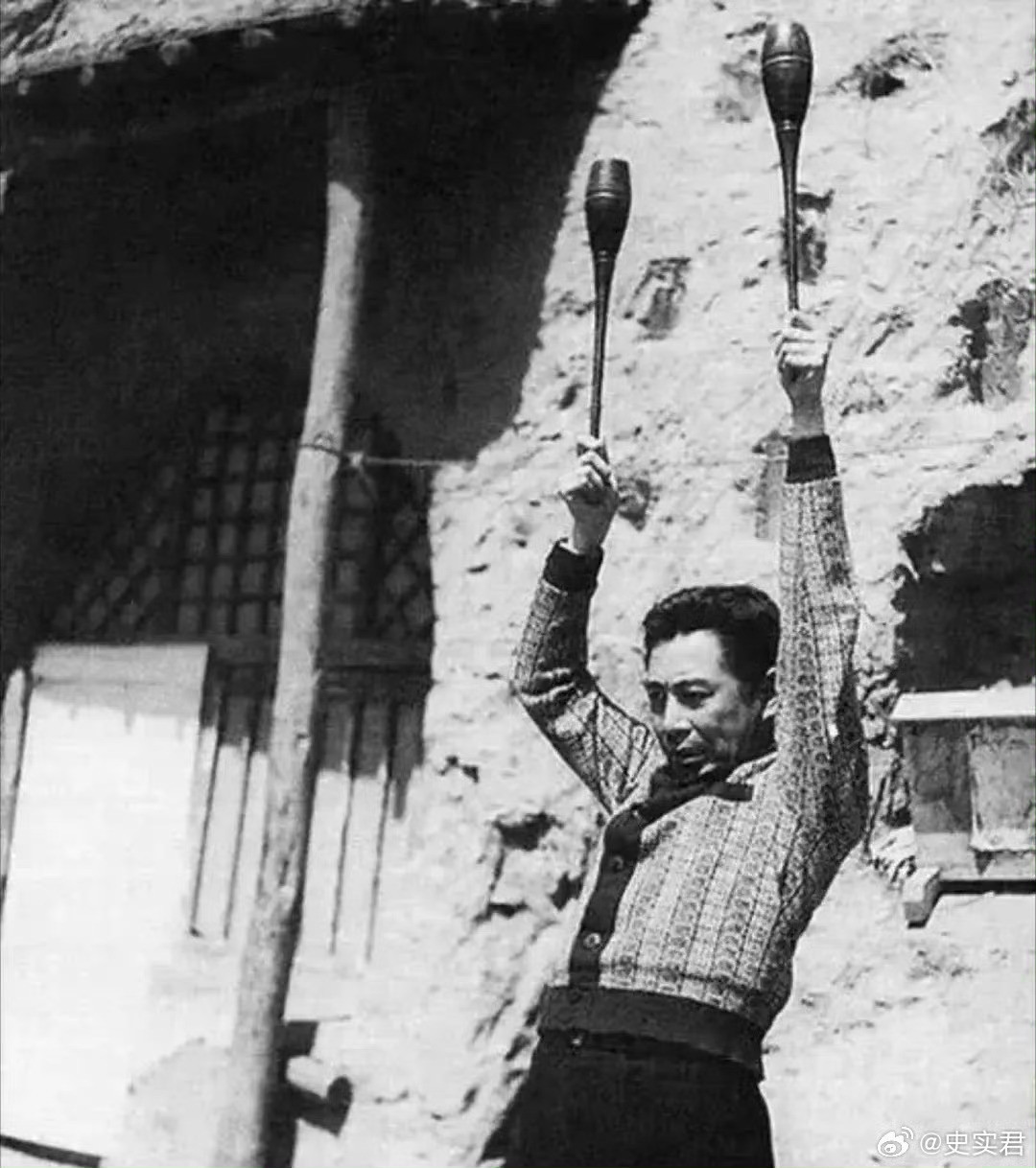 上世纪四十年代，陕北。周总理手上拿的什么？