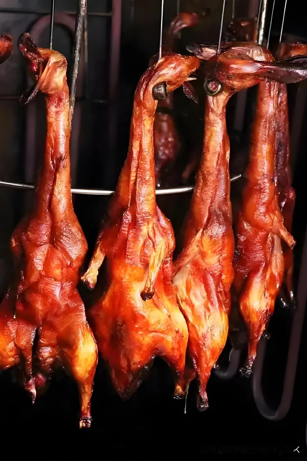 家门口附近，几个月前开了一家周黑鸭熟食店，刚开始生意不好，几乎没有顾客。哎，自