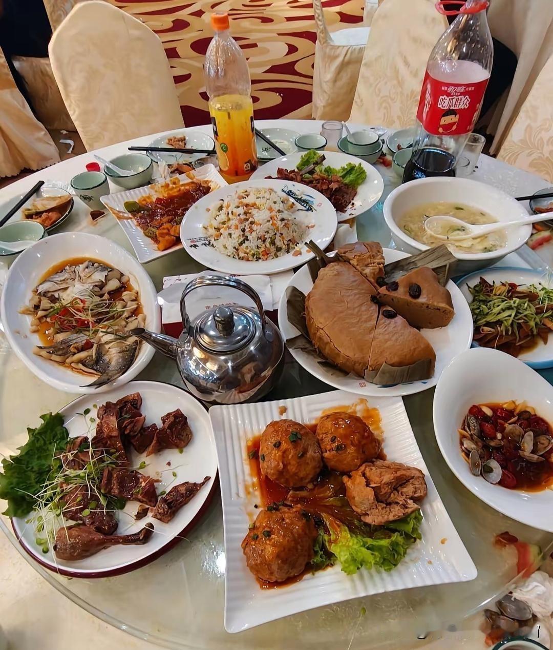 饭店里常有这么回事：顾客结账走了，服务员收拾桌子，看着那些没怎么动过的菜——整条