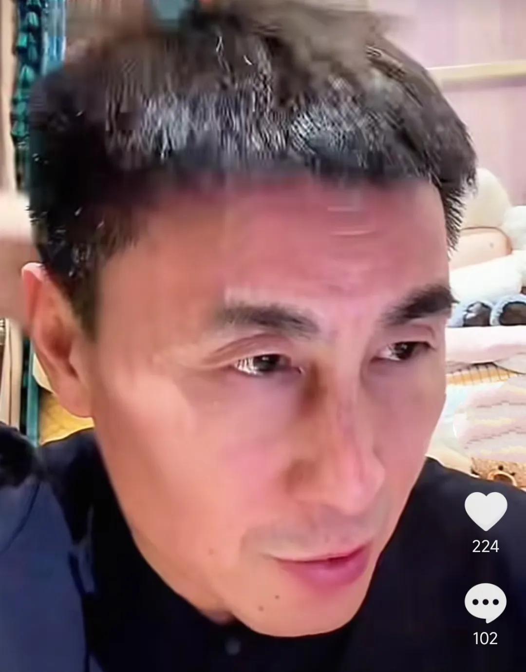 前国脚李玮锋认为，中超坚决不能走金元足球的老路。李玮锋在直播时表示，虽然前些年