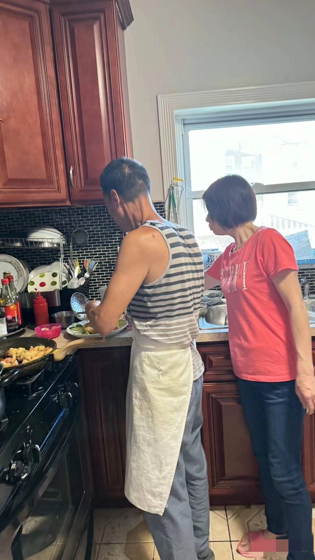 生完闺女，公爹听说是女孩，在炕上躺了三天，生了三天的气。那时候奶奶婆还活着，老太