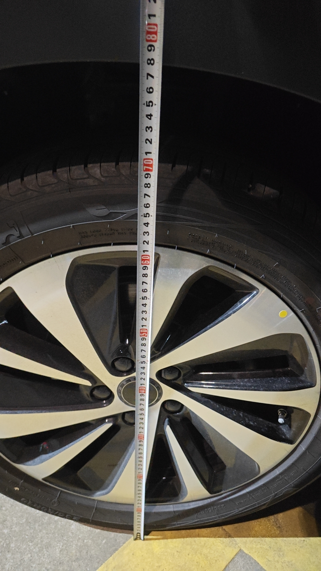 你们车身左右高度一样吗我的新车，怎么差一公分啊，有影响不，没影响也不想去调了，