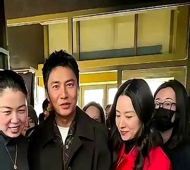 陈坤的“脸崩”风波，最近在网上炸开了锅！都说他眼窝饱满、苹果肌鼓起，甚至有人