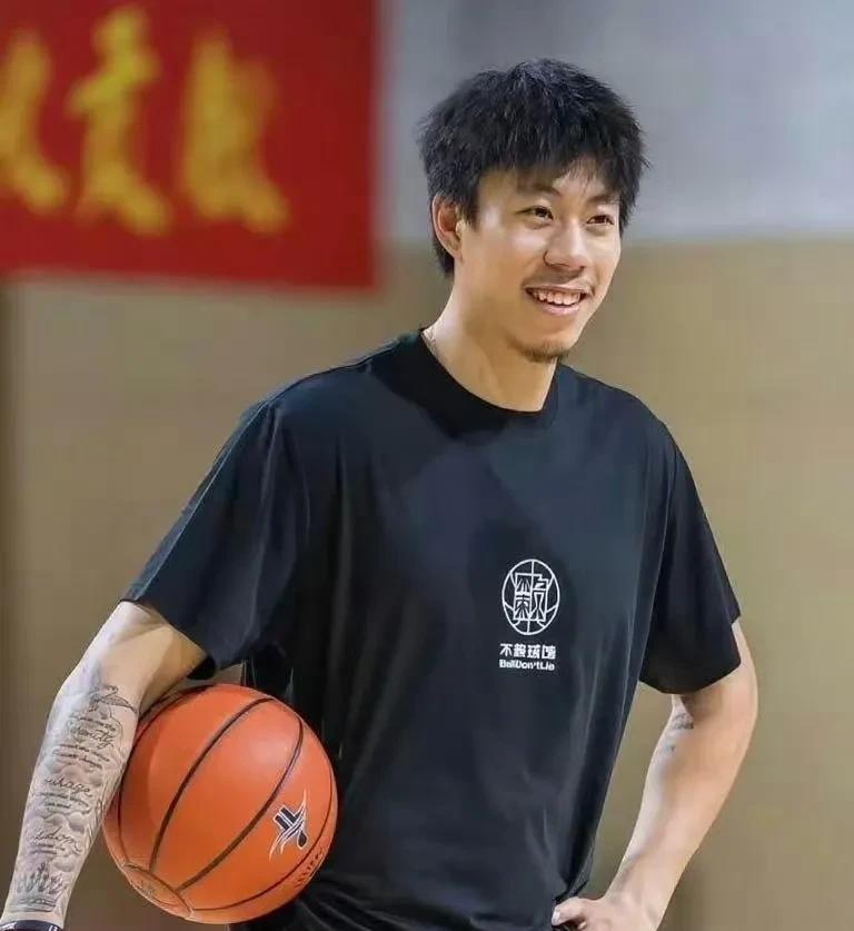 重磅消息！张镇麟离开辽宁男篮，加盟上海男篮，属实是没想到！此前一直有消息说张镇