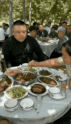 吃饭总爱乱翻菜的大妈，当众遭到旁边大哥一顿实打实的教育，真是活该。公共场合的礼仪