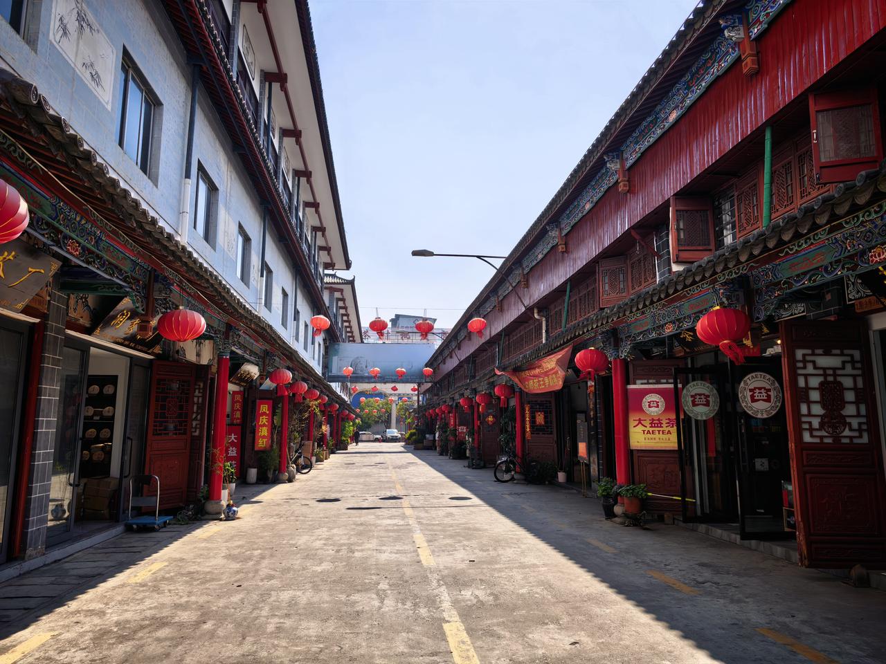 春茶季的茶城静悄悄昆明最有名的雄达茶城即景