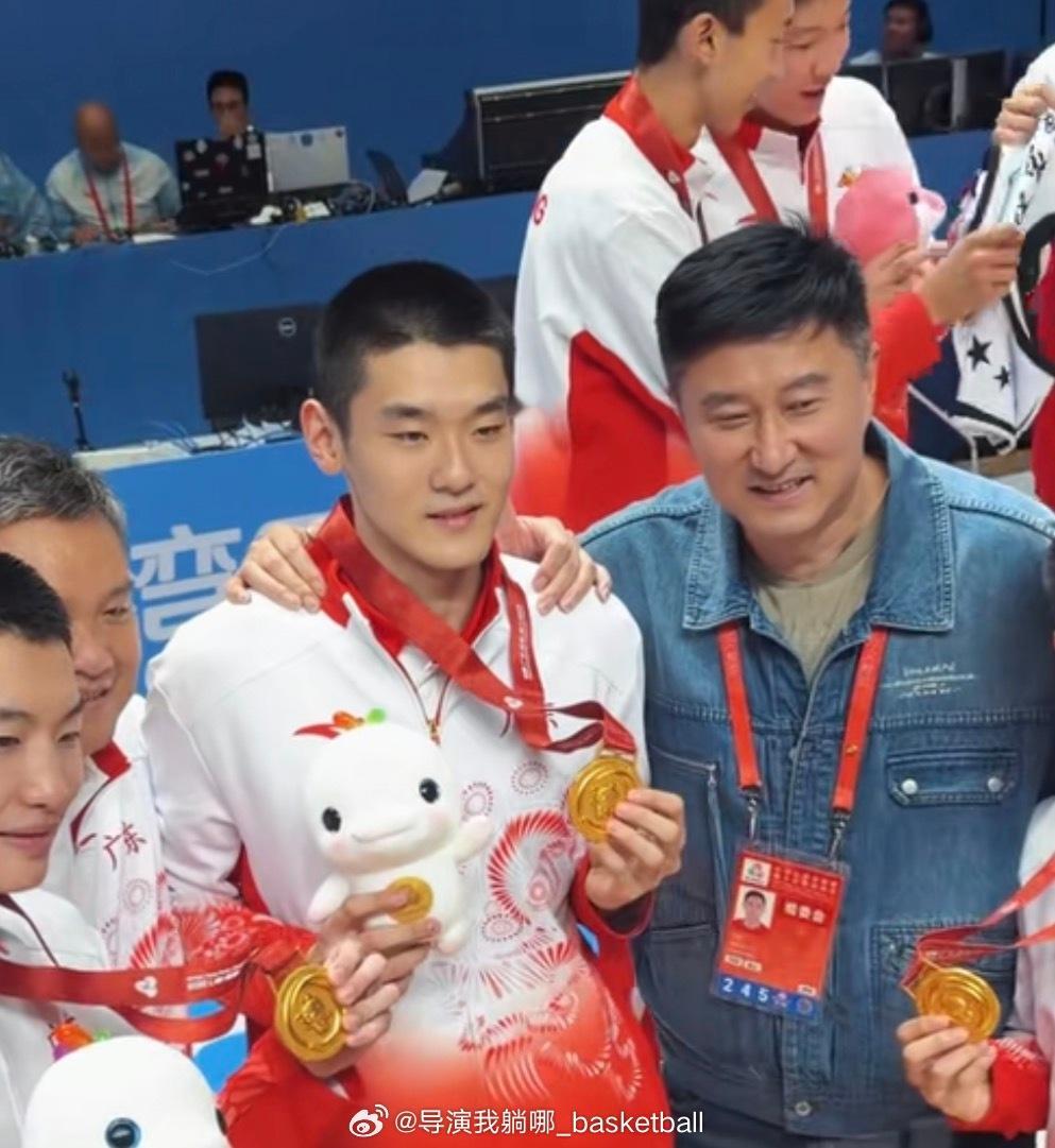 杜锋成为本届全运会篮球项目中最大的赢家，他负责的的广东6支男女篮球队拿到了4块金