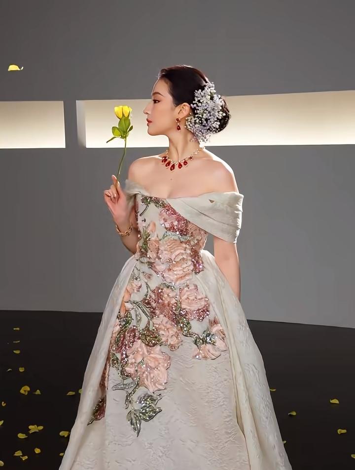 刘亦菲为啥每次都压轴？VOGUE盛典这幕把答案说透了VOGUE盛典最后2分