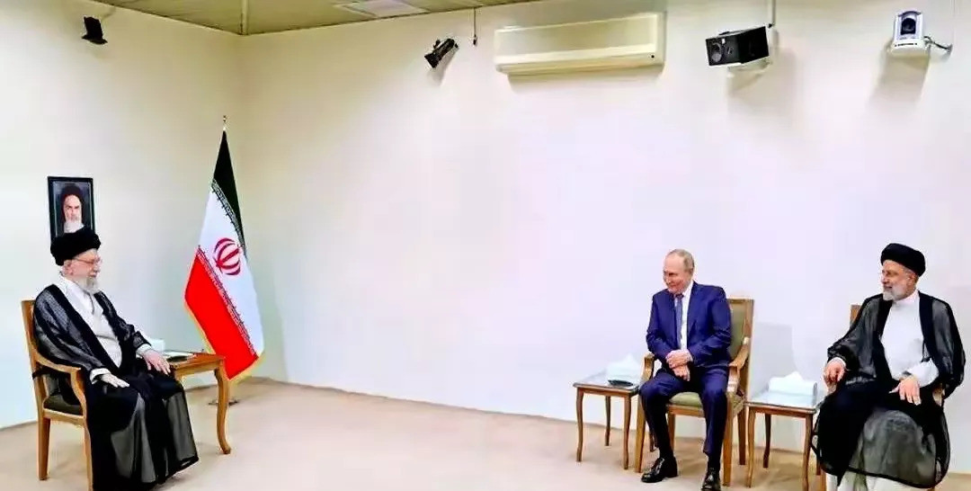 哈梅内伊待客太随意，普京也得蹲墙角伊朗领导人哈梅内伊，这