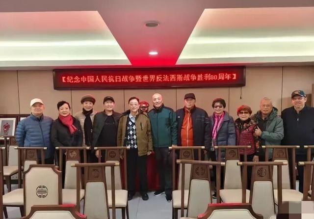 四野后代联谊会有一个不成文的规矩，那就是在每次聚会时，嘉宾们都会默契地按照父辈级