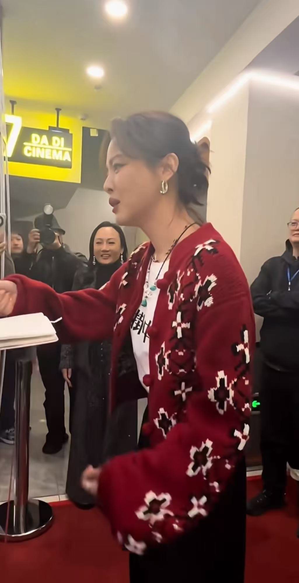 辛芷蕾，这个大红毛衣穿上有点不显气质。