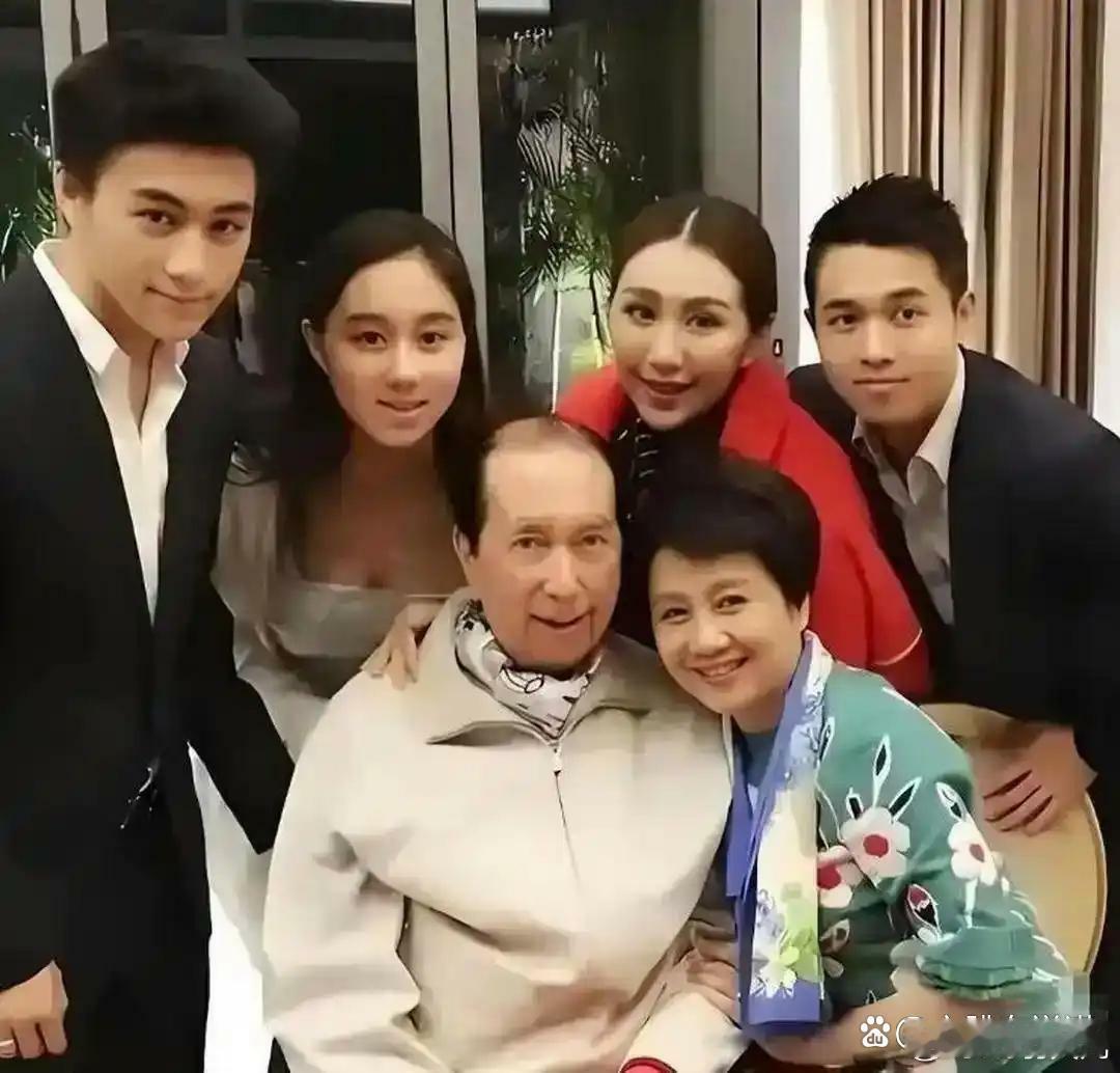 赌王何鸿燊家保姆买彩票中了3000万，可把保姆乐坏了，就问何猷君想要啥礼物。何猷