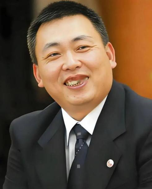 1999年，段永平把步步高拆成三家公司，陈明永搞视听业务，成了OPPO；沈炜管通