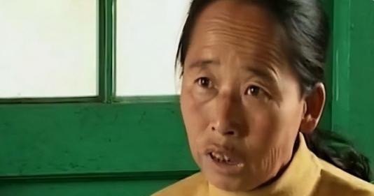1995年，吉林一农妇好心救毒蛇，但蛇被多次放生却赖着不走，无奈之下，农