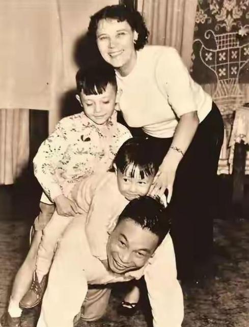 1941年，蒋经国给父亲蒋介石写了一封信，信里只有一句话令人注意：“秘书章亚若怀