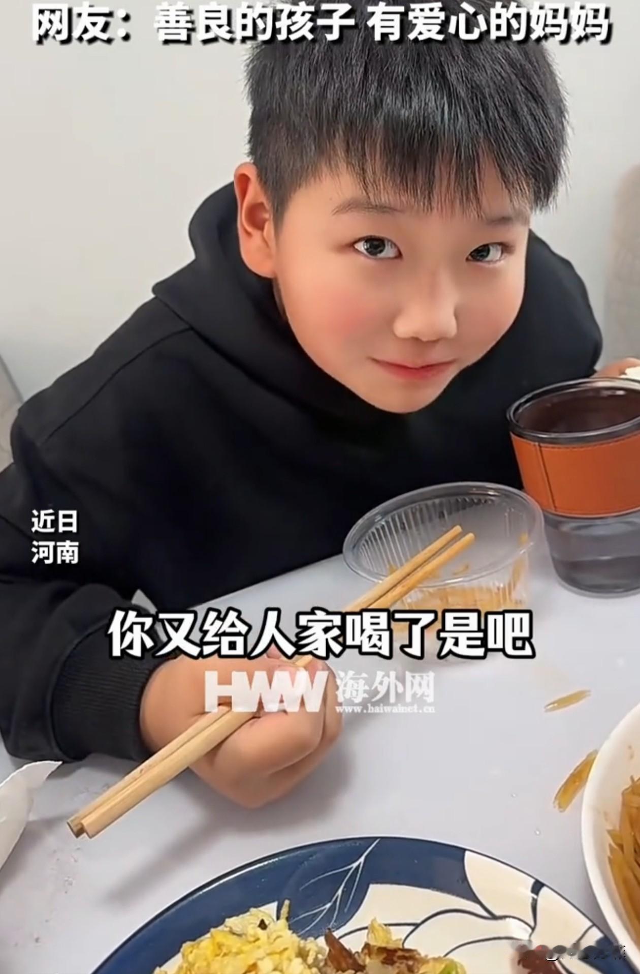 泪目了！河南，男孩的妈妈每天都会给男孩准备一瓶牛奶，但男孩从来不喝，而是送给同学