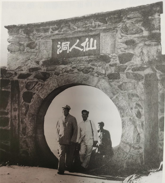 1959年7月，毛主席在庐山仙人洞，左起，毛主席，秘书田家英和秘书陈伯达。毛主席