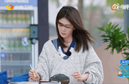 沈月说不能留白鹿一个人温柔是真的，贴贴是真的！两位姐姐的状态也太好了吧，颜值和性