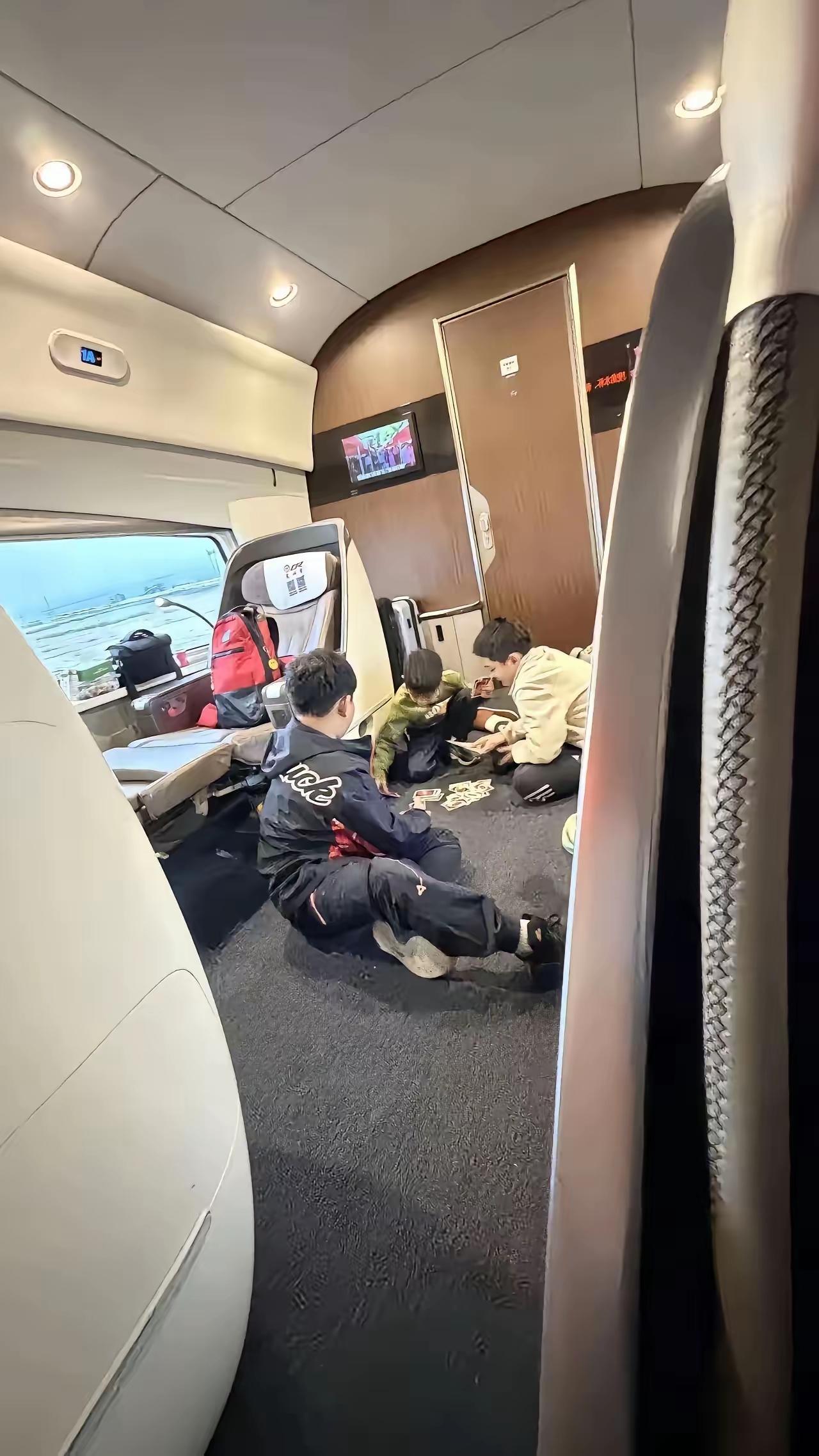 说真的，有的人就是含着金钥匙出生的！高铁商务座，一张票动辄上千，舒适度不比飞