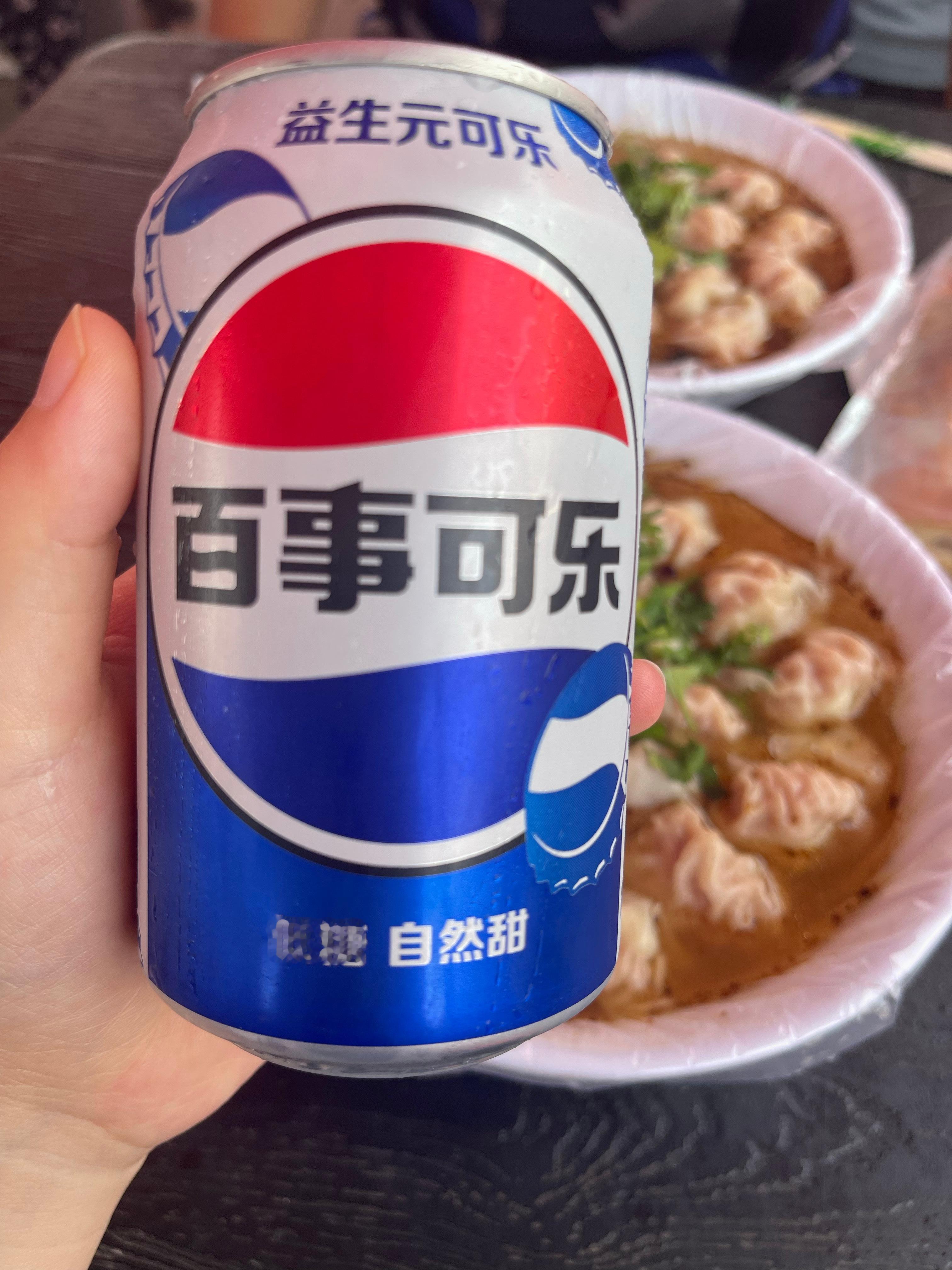 胖头莎昱_带罐冰可乐直奔馄饨摊儿