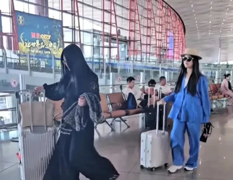 李湘的状态再次证明了自信来自身家而不是身材。有人说李湘不仅胖，穿衣还土