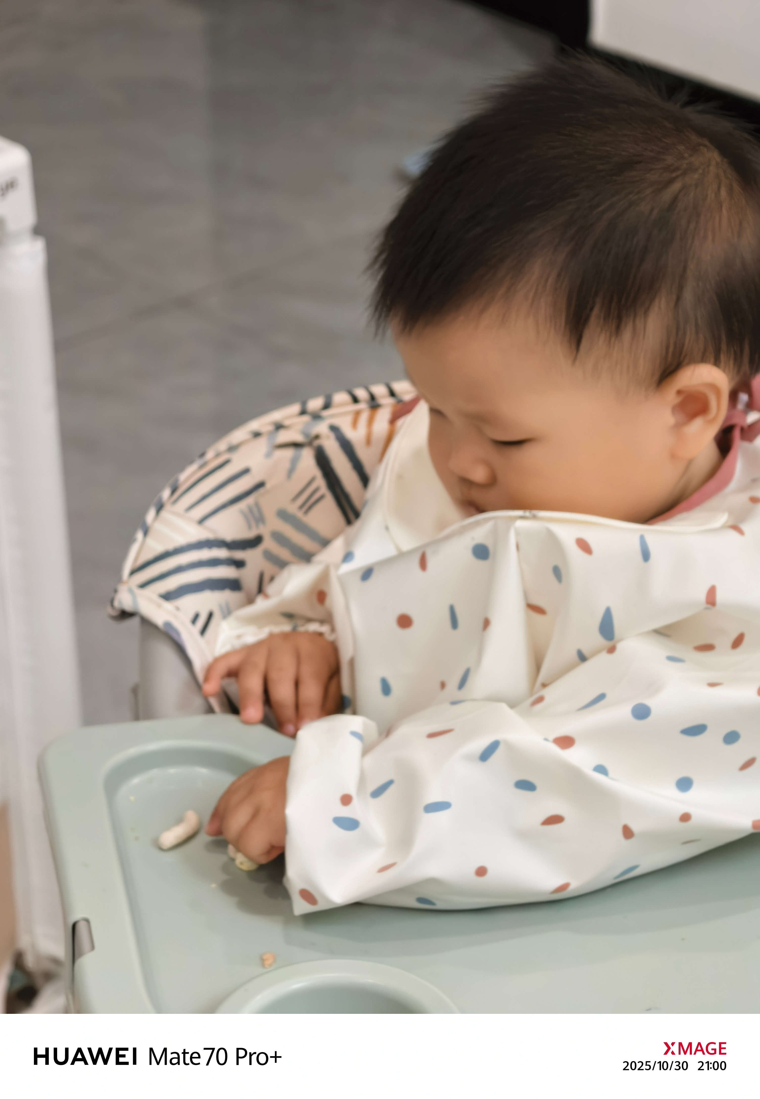 果然爱吃零食是从小开始的,我闺女今晚既不吃辅食,也不吃自己做的虾仁饭。唯独就吃我